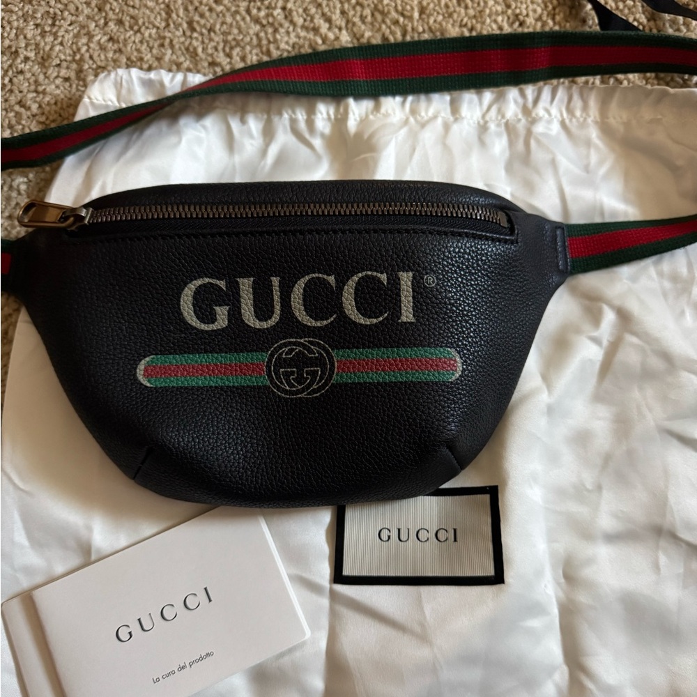 Authentic 💯 Gucci Leather Small Beltbag